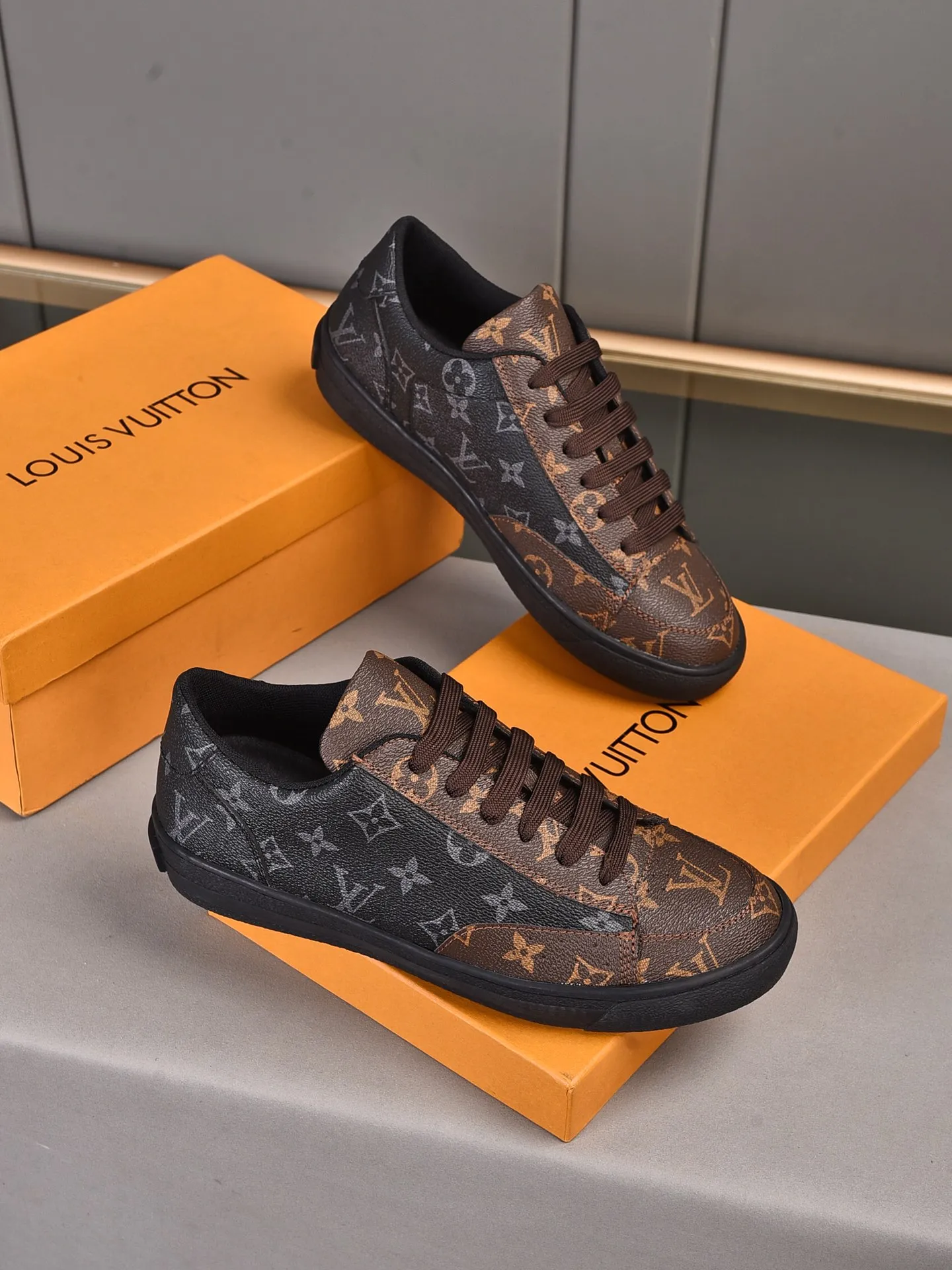 💰💰💰P420 [LV's latest model] New casual Korean-style men's shoes, new autumn and winter design, perfect workmanship, cabinet quality, upper PVC material, breathable mesh lining; soft and comfortable, original rubber outsole super light Wear-resistant, simple, versatile fashion men's shoes, bright colors Two colors available Size 38--44 (45 46 customized)